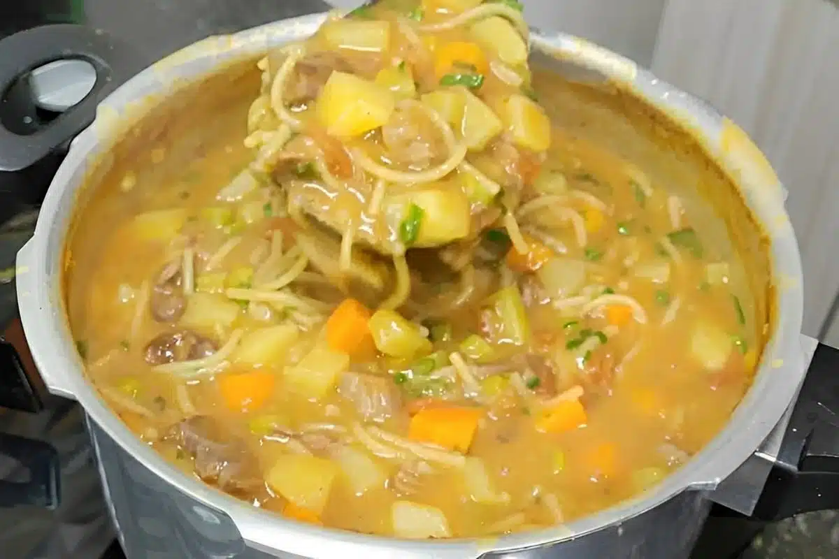 Sopa de feijão com carne